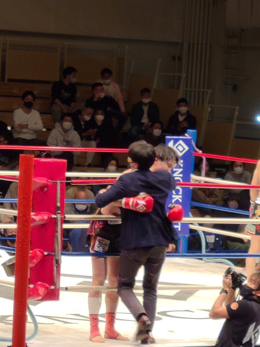 serval87's tweet photo. 第5試合　RED ライト級（62.5kg）　3分3R（延長1R）　潘隆成（クロスポイント吉祥寺／元WPMF日本スーパーライト級王者）　庄司啓馬（TEAM TEPPEN）　潘初回ＫＯ勝ち。 https://t.co/2eqh0UaxqZ