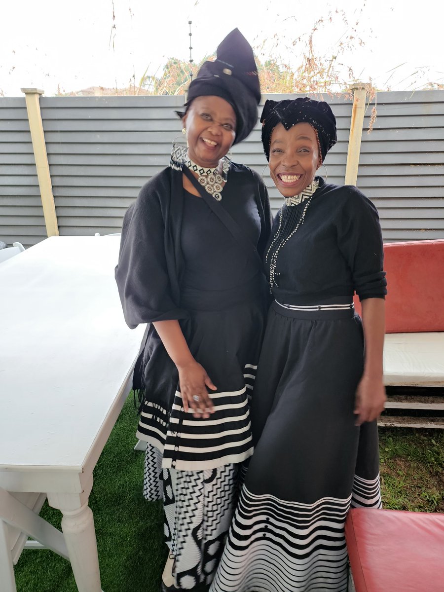BulelwaMak's tweet photo. Traditional wear, black and white.
As simple as it gets 👌🏽 ☺️ https://t.co/dnRNMKYrQz