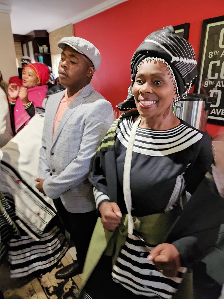 BulelwaMak's tweet photo. Traditional wear, black and white.
As simple as it gets 👌🏽 ☺️ https://t.co/dnRNMKYrQz