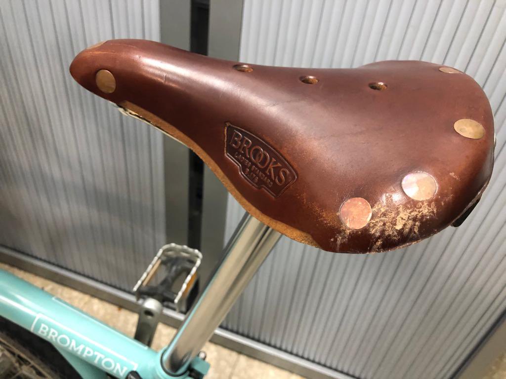 dariapon's tweet photo. Necesito ayuda: me han robado mi bici #brompton de la vida… por favor alguien encontrado la venta de segunda mano. Por favor sillón tiene rayas https://t.co/oC8ylWbR3V