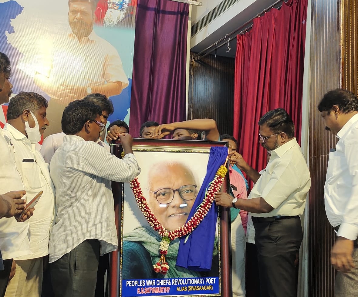 thirumaofficial's tweet image. மார்க்சிய- லெனினிய சிந்தனையாளர் தோழர் கே.ஜி.சத்யமூர்த்தி அவர்களின் திருவுருவப்படத்தைத் திறந்துவைத்து அவருக்கு வீரவணக்கம் செலுத்தப்பட்டது. 

அவருடைய மகன் சித்தார்த்தா அவர்களும் இந்நிகழ்வில் பங்கேற்பது குறிப்பிடத்தக்கதாகும்.

#CPI_ML #KGSathyamurthy
#AndhraPradesh #Sivasagar
