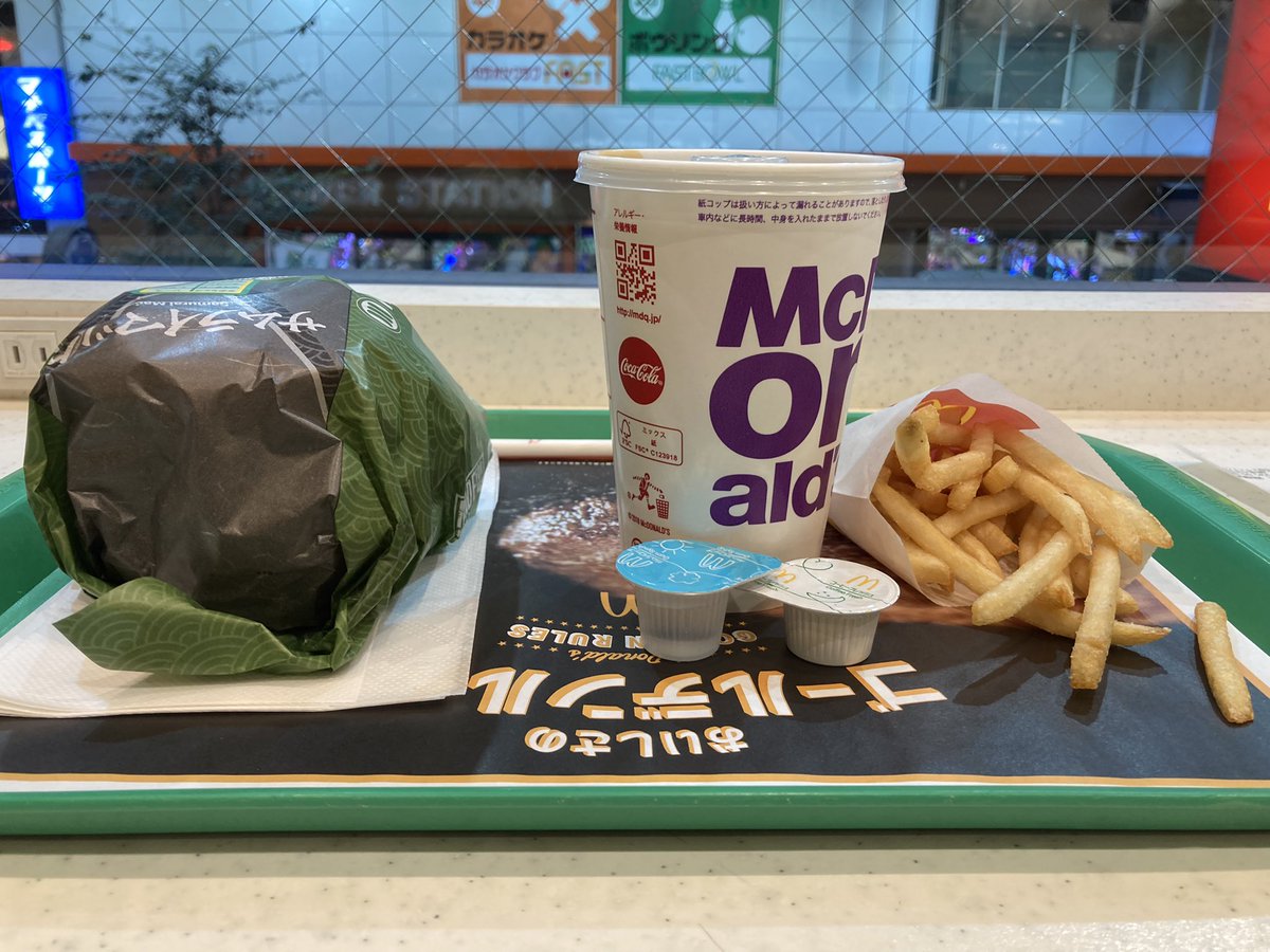 webmalaysian's tweet photo. これがマクドナルド最高級バーガー。もはや爆弾w
サムライマックトリプル肉厚ビーフ（640円）にトマト3枚トッピング（120円）&amp;オニオン多め&amp;炙り醤油ソース多め
計760円（単品）
4/19火までの期間限定、激うま背徳感MAXでおすすめです🤤
#マクドナルド
#サムライマック
#飯テロ https://t.co/NQ2Oa5QtyW