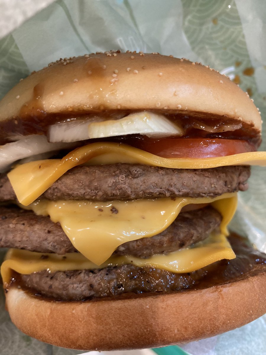 webmalaysian's tweet photo. これがマクドナルド最高級バーガー。もはや爆弾w
サムライマックトリプル肉厚ビーフ（640円）にトマト3枚トッピング（120円）&amp;オニオン多め&amp;炙り醤油ソース多め
計760円（単品）
4/19火までの期間限定、激うま背徳感MAXでおすすめです🤤
#マクドナルド
#サムライマック
#飯テロ https://t.co/NQ2Oa5QtyW