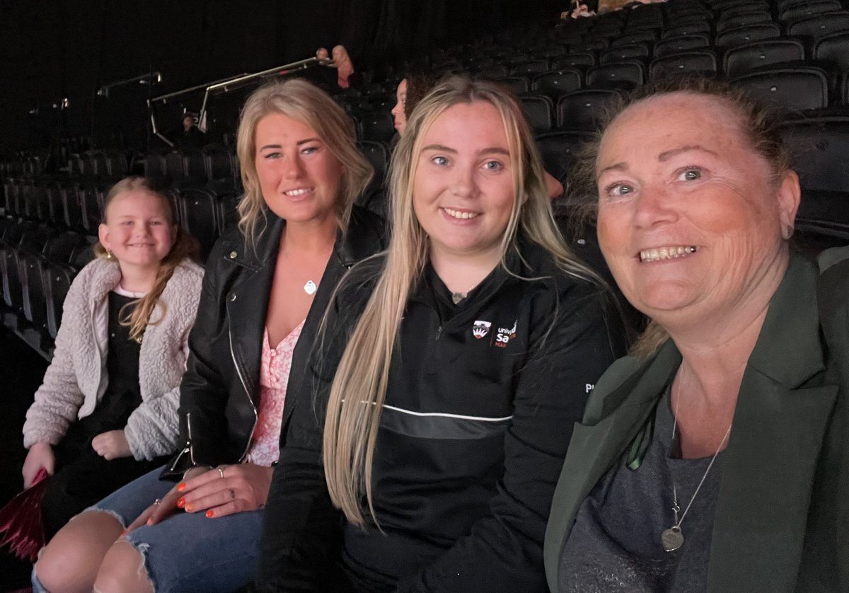 Janfisher65's tweet photo. #VNSL2022 Beechwood Netball Club supporting the Superleague games today 🏐 @abbiemayfisher1 @suzanneworrall https://t.co/CKSXSybWLY