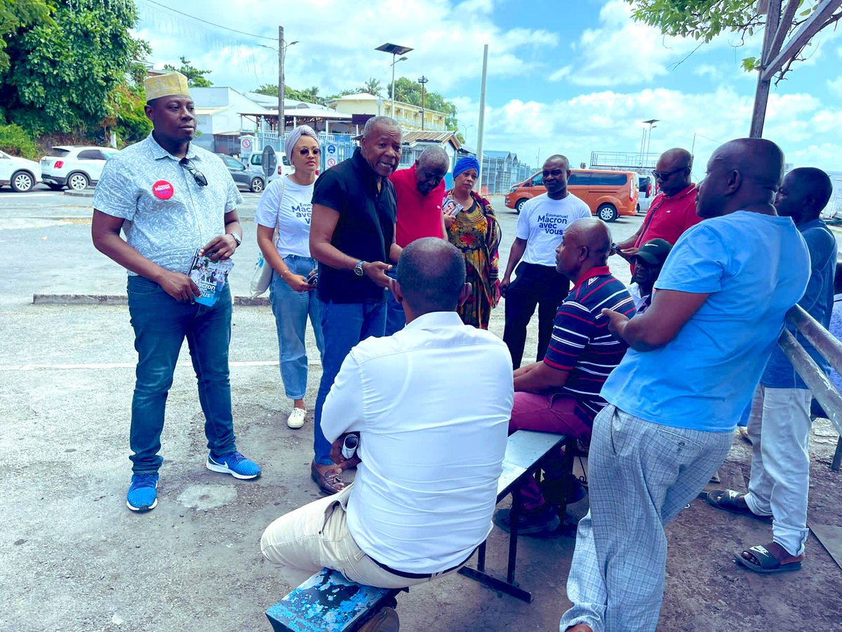 jeunesMacron976's tweet photo. Avec les taximen de la Petite-Terre autour de nos parlementaires #HassaniAbdallah @TMohamedSoilihi  le conseiller Dptal #SidiNadjaidine pour parler des aides Économiques, les mobiliser pour le second tour et faire barrage à l’extrême droite
#JeVoteMacronAuDeuxiemeTour 
#NousTous https://t.co/svBXfDXDlA
