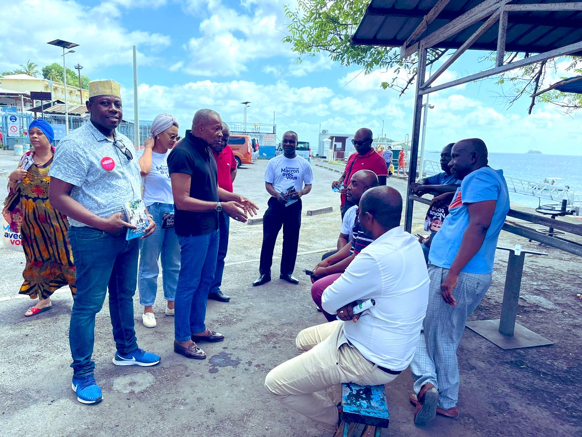 jeunesMacron976's tweet photo. Avec les taximen de la Petite-Terre autour de nos parlementaires #HassaniAbdallah @TMohamedSoilihi  le conseiller Dptal #SidiNadjaidine pour parler des aides Économiques, les mobiliser pour le second tour et faire barrage à l’extrême droite
#JeVoteMacronAuDeuxiemeTour 
#NousTous https://t.co/svBXfDXDlA