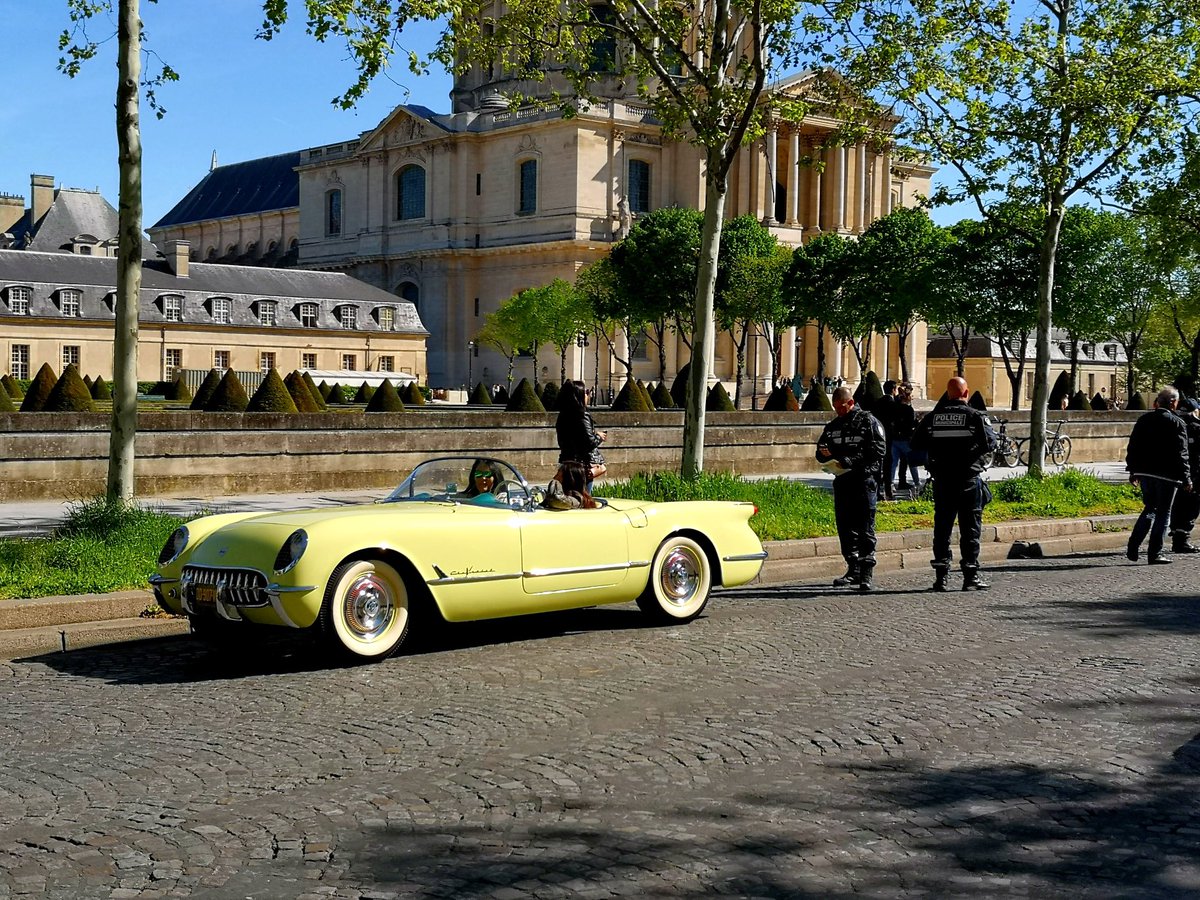 JMJuchet's tweet photo. Admirable bienveillance de la maréchaussée à l’égard de ces demoiselles et de leur splendide Corvette C1!
#PlaceVauban #passiones
Paris capitale historique de l‘automobile 🙏😉 https://t.co/j9irErLqlO