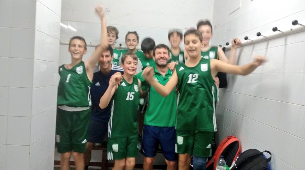 stcbaloncesto's tweet photo. Los alevines campeones de la #MiniCopaMataro2022 derrochando esfuerzo y superando adversidades. Enhorabuena peques! #MiniStadium 🏀💚⛹️‍♂️ https://t.co/H7H8YdAe3n