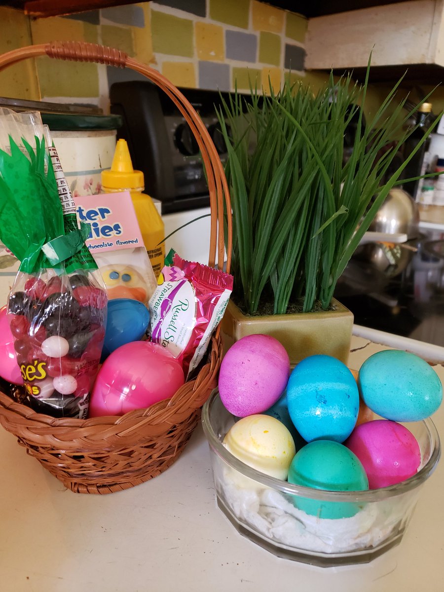CassieJFox's tweet photo. #Flashback 2021 Gonna dye eggs today and bring back the vinegar smells of childhood. Mom used old coffee cups. #EggDye #Memories #Vinegar #Tradition #Childhood https://t.co/TOKv9zCxRG
