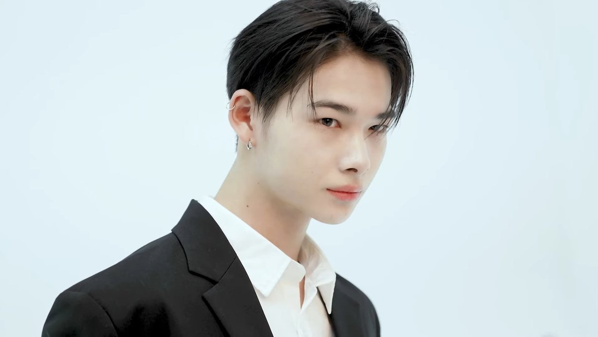 EB0YNI_KI's tweet photo. ni-ki in suit with this hairstyle hits different https://t.co/O0IHVNp2AK