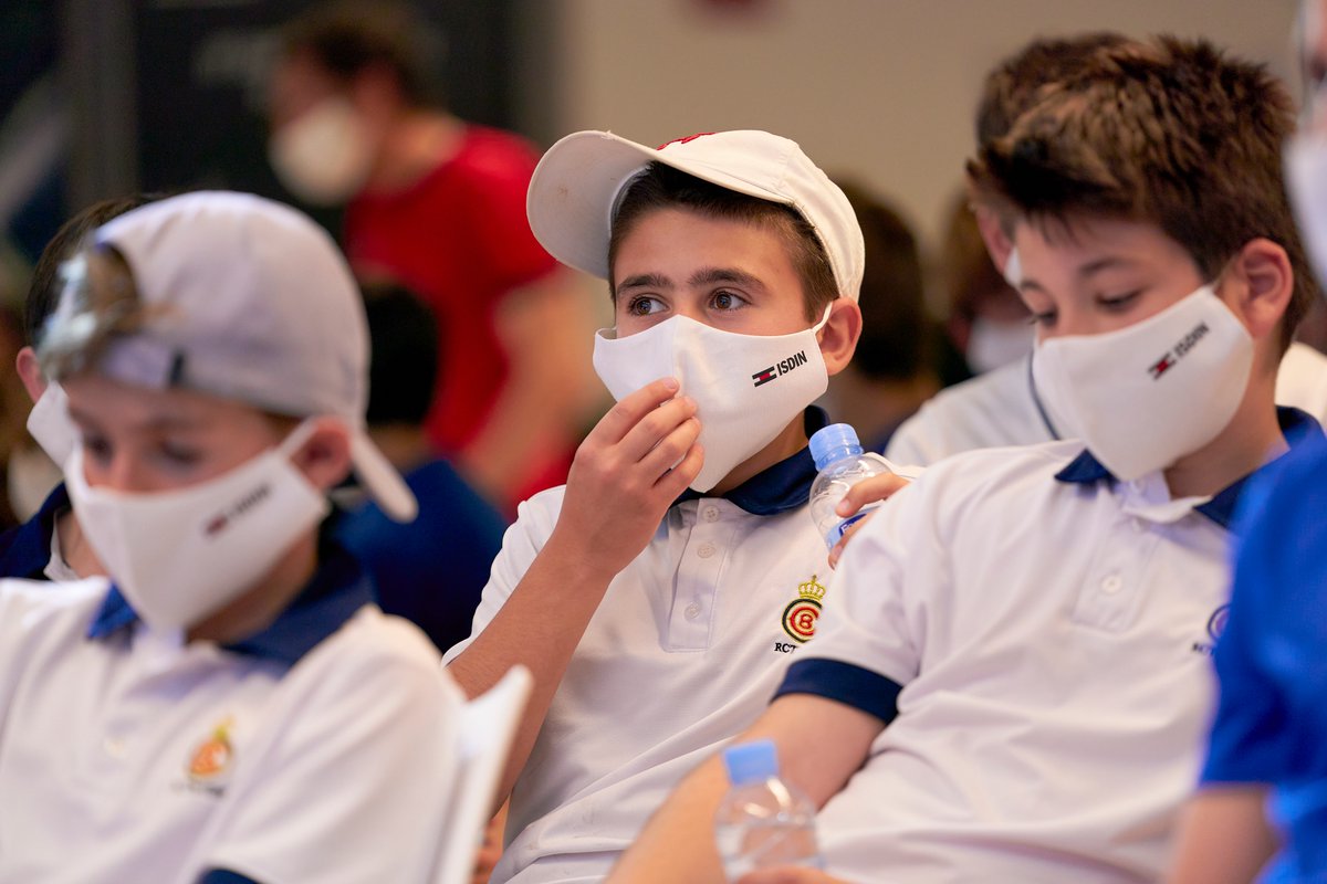rctb1899's tweet photo. Rueda de prensa con @AndujarPablo junto a los/as niños/as del Clínic 🤩 @bcnopenbs https://t.co/cyx5BYnYui