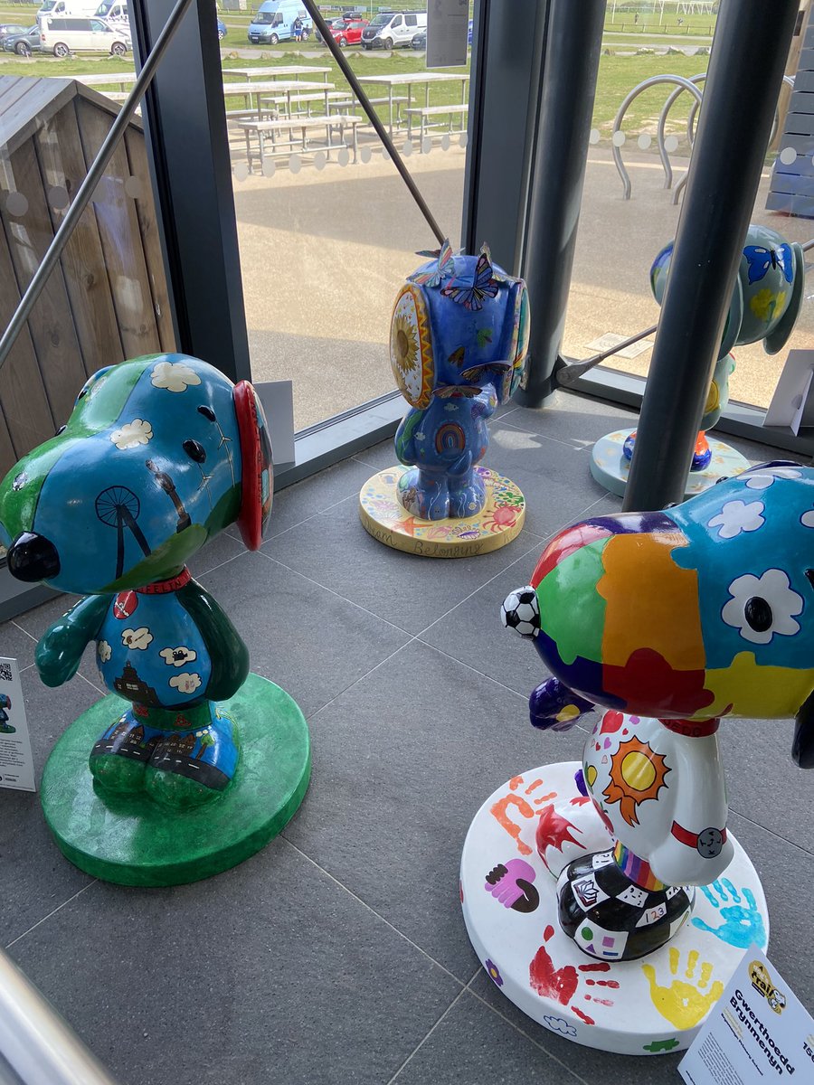 AYFprimary's tweet photo. Mrs Jones has been on a Snoopy Hunt. Edrychwch! Pasg Hapus! Take your selfie with our Snoopy and post them here! Happy hunting! #helfasnoopy #localcitizens @DogsTrust @dogstrail @CSC_ExpArts @CSCJES @BridgendCBC @GrandPavilion https://t.co/mTe4Ib2mjJ