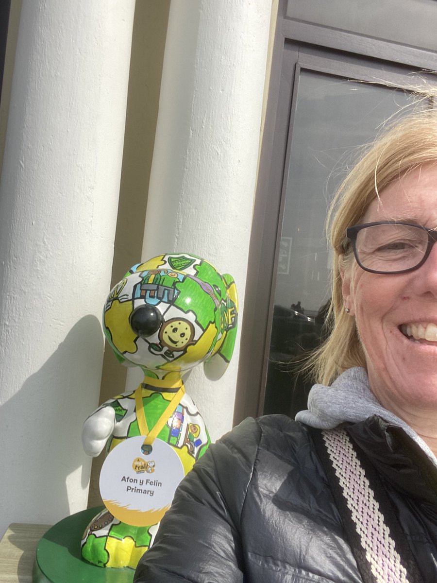 AYFprimary's tweet photo. Mrs Jones has been on a Snoopy Hunt. Edrychwch! Pasg Hapus! Take your selfie with our Snoopy and post them here! Happy hunting! #helfasnoopy #localcitizens @DogsTrust @dogstrail @CSC_ExpArts @CSCJES @BridgendCBC @GrandPavilion https://t.co/mTe4Ib2mjJ