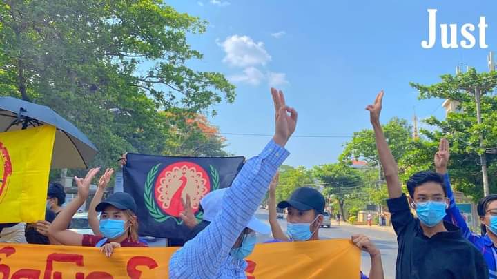 Young activists of strike forces in #Yangon staged the energetic protest in this evening, chanted – we'll keep on revolt till the fascist dictatorship is eradicated.
 #EasterEggStrike 
#PrayForMyanmar 
#2022Apr17Coup 
#WhatsHappeningInMyanmar