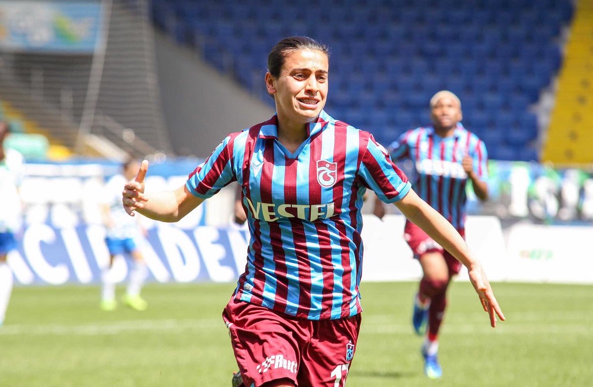 tskadinfutbol's tweet photo. Kadın Futbol Takımımız, Turkcell Kadın Futbol Süper Ligi 2021-2022 Sezonu 18. haftasında Çaykur Rizespor ile karşılaştı.

Çaykur Didi Stadyumu’nda oynanan karşılaşmada takımımız sahadan 2-1 galip ayrıldı. 

Detaylar👉🏻 https://t.co/r7bAu3RvrS https://t.co/JP3wcs22Am