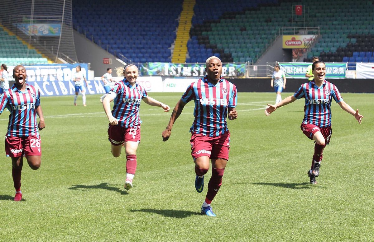 tskadinfutbol's tweet photo. Kadın Futbol Takımımız, Turkcell Kadın Futbol Süper Ligi 2021-2022 Sezonu 18. haftasında Çaykur Rizespor ile karşılaştı.

Çaykur Didi Stadyumu’nda oynanan karşılaşmada takımımız sahadan 2-1 galip ayrıldı. 

Detaylar👉🏻 https://t.co/r7bAu3RvrS https://t.co/JP3wcs22Am