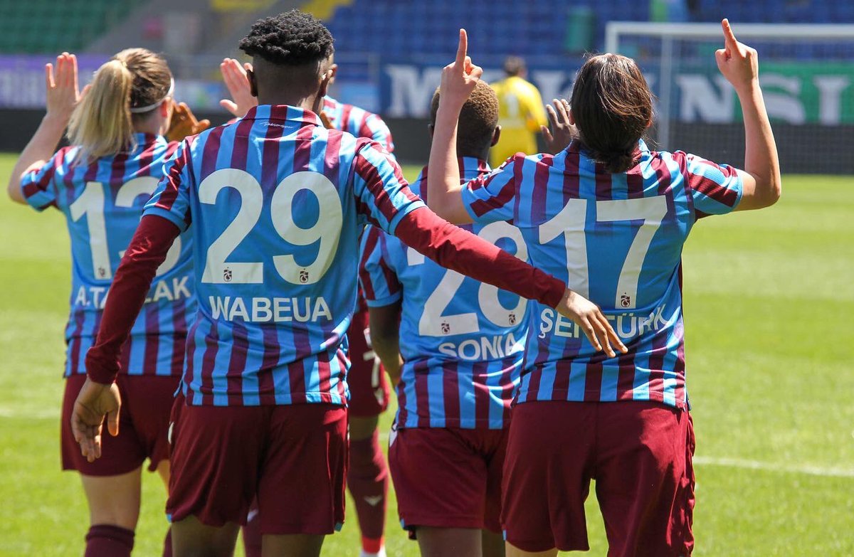 tskadinfutbol's tweet photo. Kadın Futbol Takımımız, Turkcell Kadın Futbol Süper Ligi 2021-2022 Sezonu 18. haftasında Çaykur Rizespor ile karşılaştı.

Çaykur Didi Stadyumu’nda oynanan karşılaşmada takımımız sahadan 2-1 galip ayrıldı. 

Detaylar👉🏻 https://t.co/r7bAu3RvrS https://t.co/JP3wcs22Am