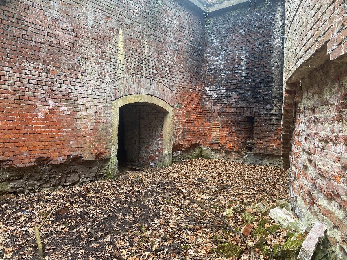 OloStrzyz's tweet photo. Trzeba zrobić miejsce na obiad więc najlepiej zanurzyć się w jakimś forcie. Fort 7 Za rzeką - Bronowice. Tym razem od środka. #3dtrip #3dpress #trip #travel @krakow_pl #urbex https://t.co/deFqLGJFbQ