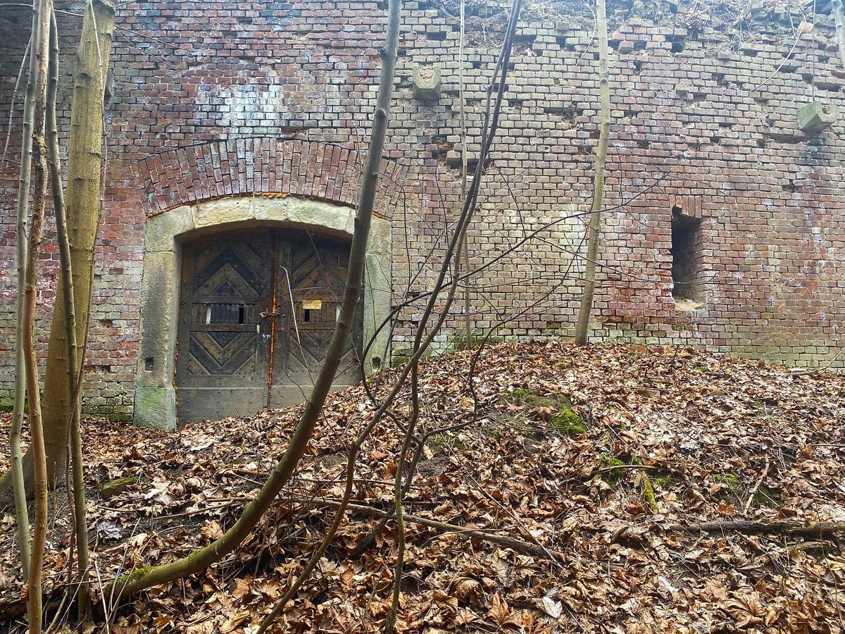OloStrzyz's tweet photo. Trzeba zrobić miejsce na obiad więc najlepiej zanurzyć się w jakimś forcie. Fort 7 Za rzeką - Bronowice. Tym razem od środka. #3dtrip #3dpress #trip #travel @krakow_pl #urbex https://t.co/deFqLGJFbQ
