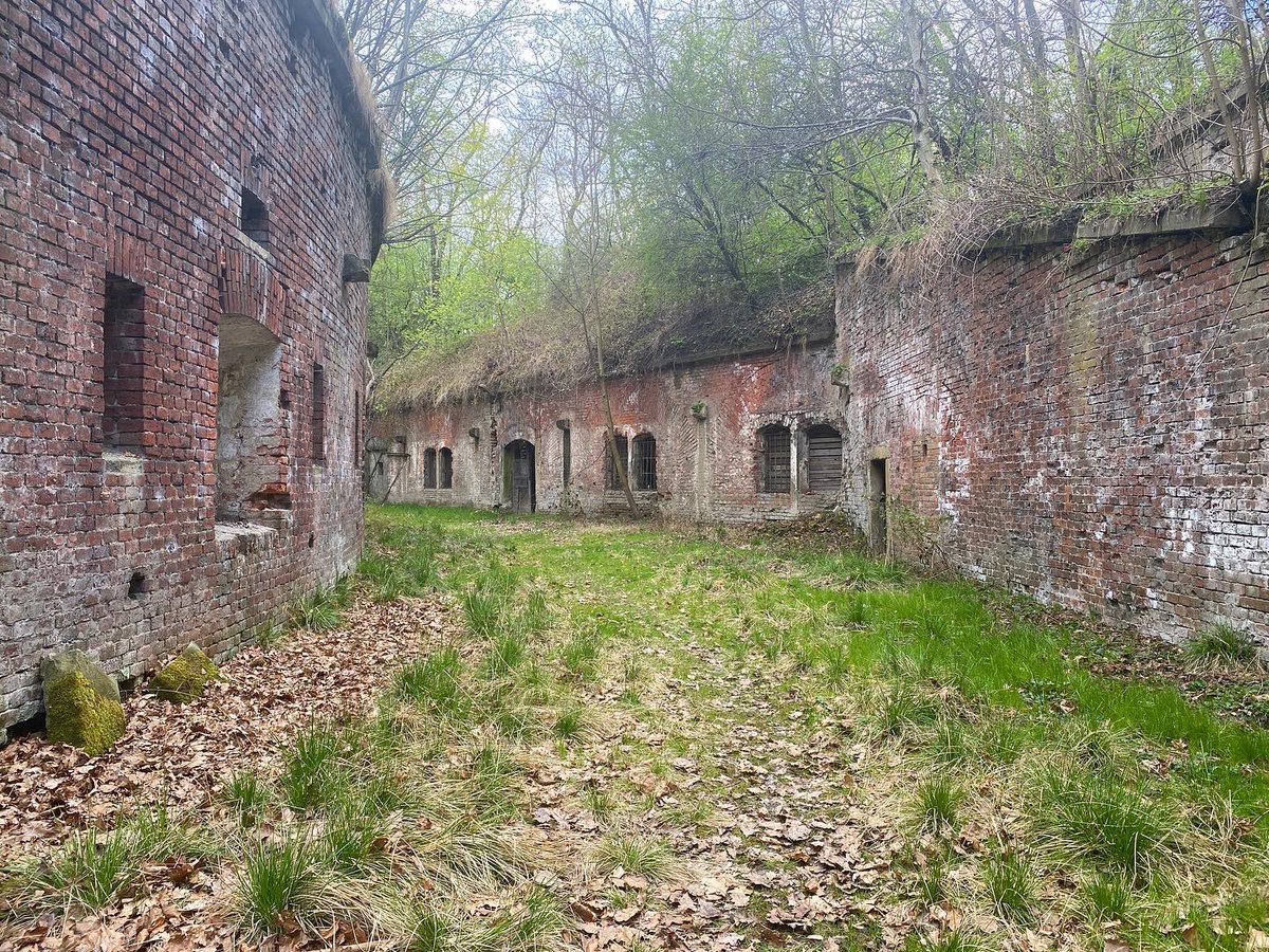 OloStrzyz's tweet photo. Trzeba zrobić miejsce na obiad więc najlepiej zanurzyć się w jakimś forcie. Fort 7 Za rzeką - Bronowice. Tym razem od środka. #3dtrip #3dpress #trip #travel @krakow_pl #urbex https://t.co/deFqLGJFbQ