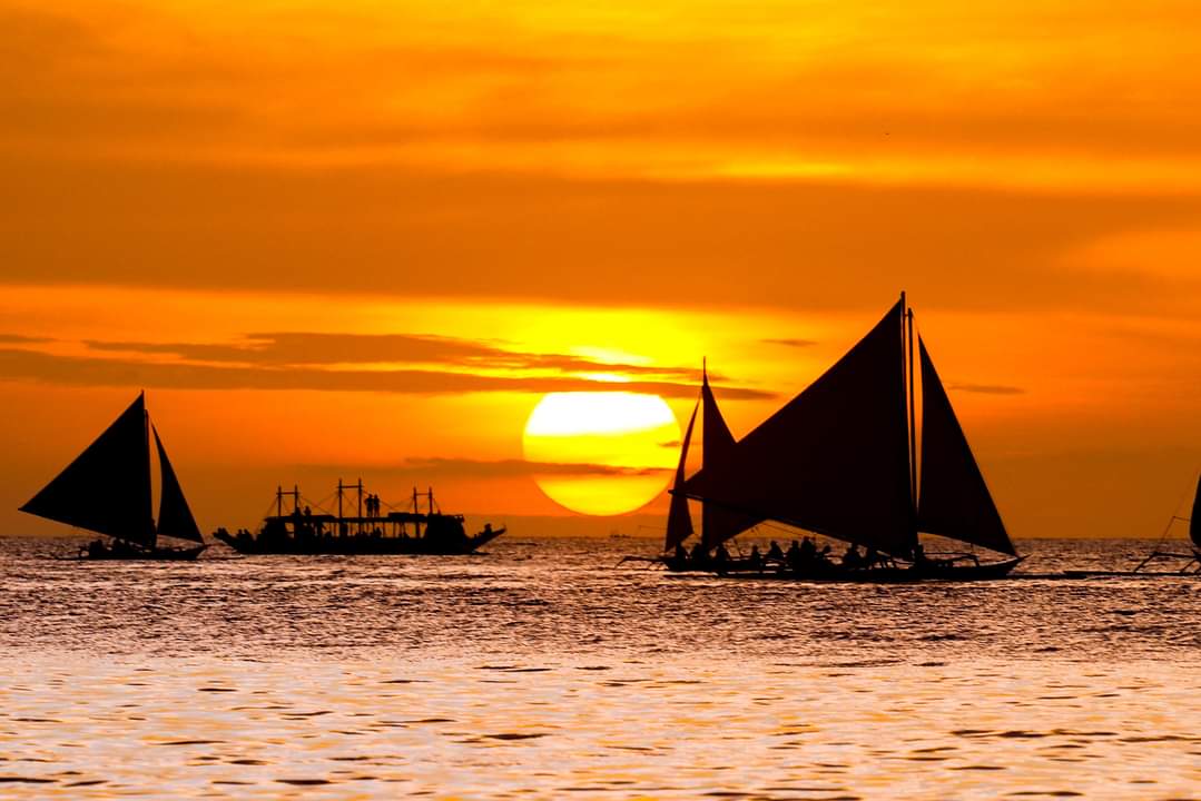 0xbebex0's tweet photo. "Every sunset brings the promise of a new dawn."
–Ralph Waldo Emerson https://t.co/YIwv1xdwRv