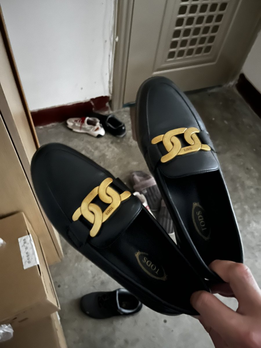 #扫楼 #射鞋 #打胶 #lo鞋 #扫楼打胶 #制服鞋 #平底鞋 
由于最近济南疫情防控的事情几天没出门然后今日回访一下看看骚鞋被射完了什么样然后发现上面还有上次给留下的吊毛不知道小姐姐看到后会什么表情呢（图4是小姐姐的一双上班时穿的鞋子明天去看看射一下 说起来也挺巧到她家门口她刚进门还有余温呢）