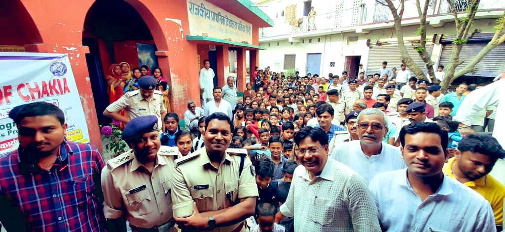 ipskumarashish's tweet photo. जीवन में यही देखना
महत्वपूर्ण नहीं है की कौन
हमसे आगे है या कौन पीछे?
यह भी देखना चाहिए कि
कौन हमारे साथ है और हम
किसके साथ हैं.?
जुड़ना बड़ी बात नहीं है,
जुड़े रहना बहुत बड़ी बात हैं।
🟠🔴🟣🟢
Let’s Keep Spreading Happiness #BeKind #Everyday
#Inspire_the_Generation
💐💐💐💐 https://t.co/NON3F6MOeK