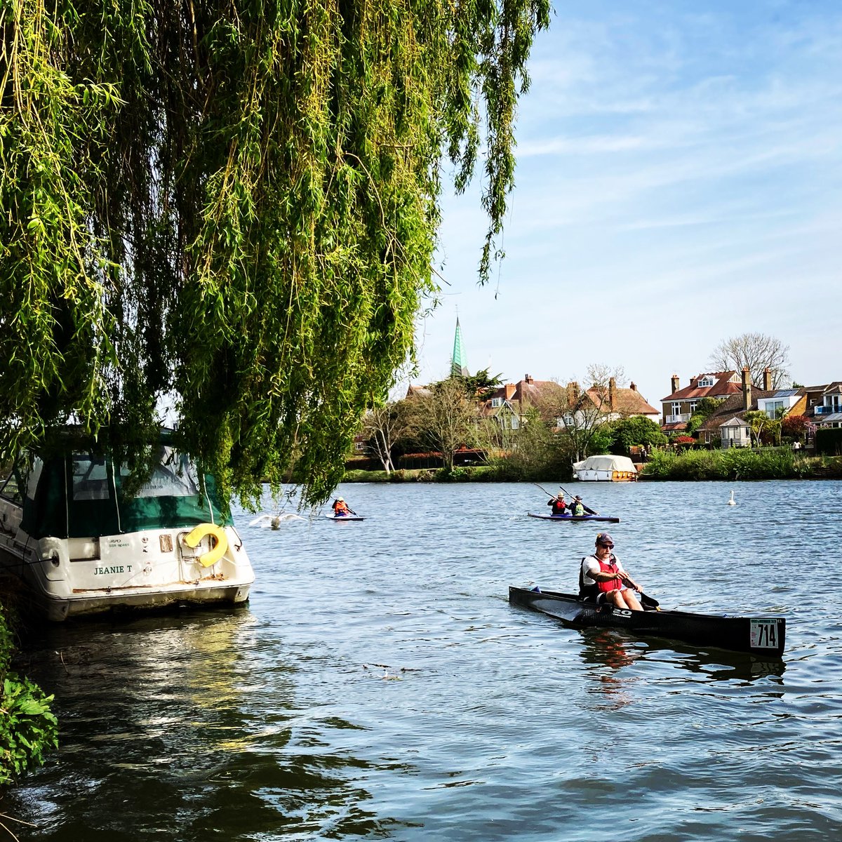LarkStudios's tweet photo. #picoftheday Devizes to Westminster Canoe Challenge passing by! #devizestowestminster #elliegould https://t.co/BsUNyqLuYq