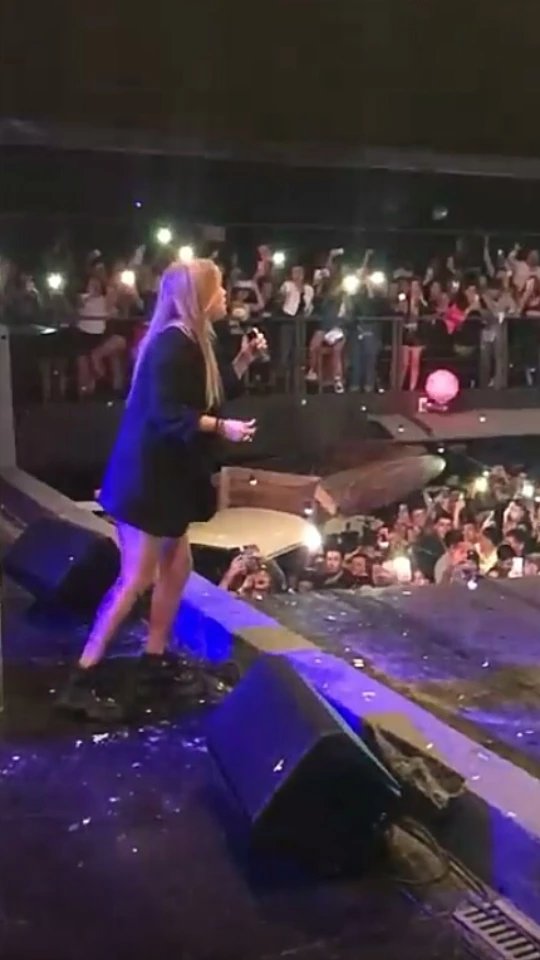 BYB026's tweet photo. Más del gran recital brindado anoche por @kari_prince y toda su banda en "Club Zone" de "San Miguel",genios👑🎸🎹🎵🎶🎤#Karina #laprincesita #ClubZone https://t.co/7SJ9azu2xT
