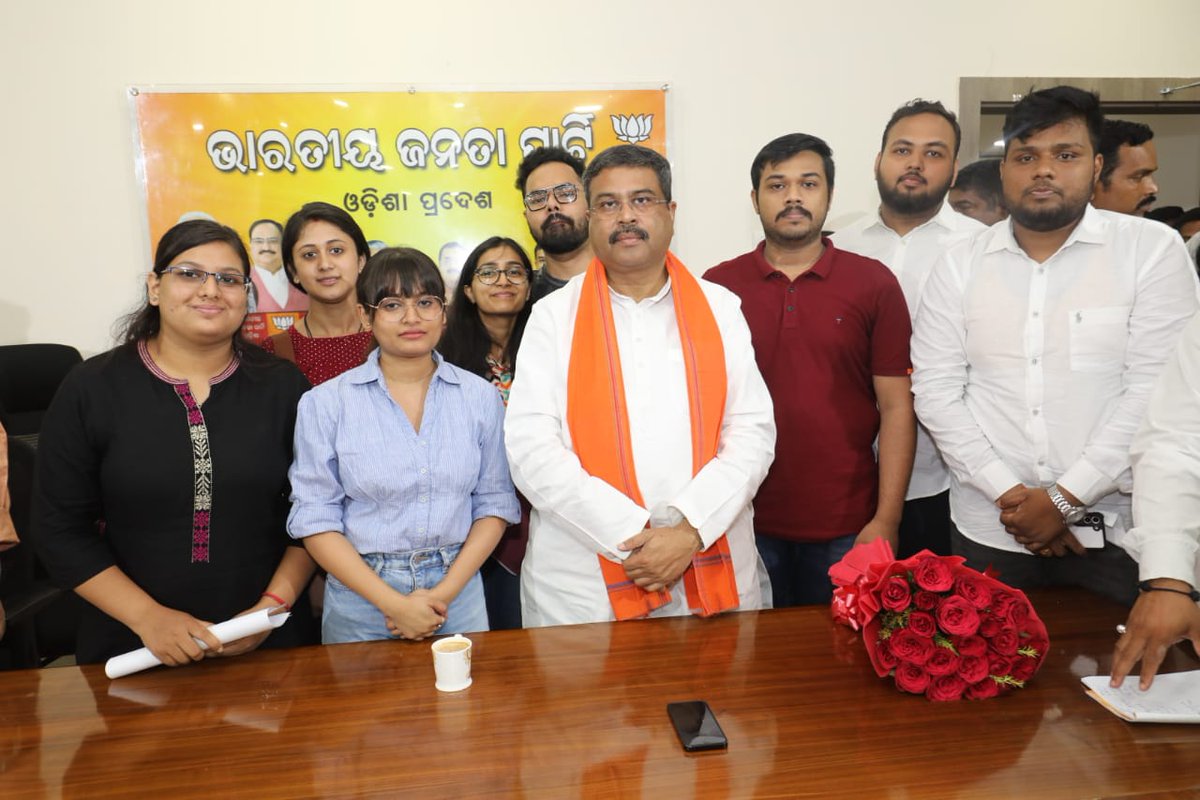 medic_sid's tweet photo. @PMOIndia @EduMinOfIndia we are extremely thankful to honourable education minister Shri @dpradhanbjp sir for sparing us few minutes and listening to our prayer from his busy schedule. https://t.co/ZyOhwxlHgk