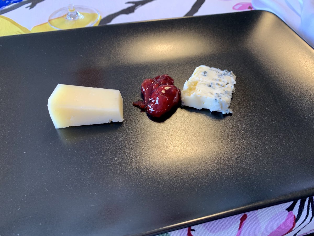 TimoTossavainen's tweet photo. PÀÀsiÀispÀivÀ ruokailut kotosalla - oli maukasta niin blinit alkuun, lammas kanttarelliperunapaistoksen kera kuin vÀlijuustot. JÀlkiruuasta en hoksannut edes kuvaa napata.
#kotikeittiö #blinit #lammas #kanttarelli #juustot #pÀÀsiÀinen https://t.co/vn8nav82l5