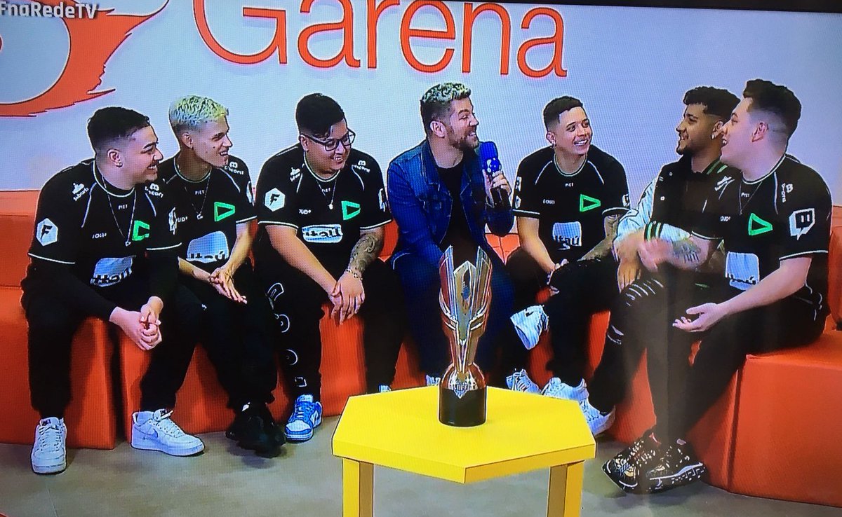 RedeTV's tweet photo. Na tela da @RedeTV 
Se liga, @victorsarro trocando uma ideia com a equipe campeã da #LBFF7, a @LOUDgg 🥷🙅‍♂️

#LBFFnaRedeTV #LBFF https://t.co/QGP2hSa0B0