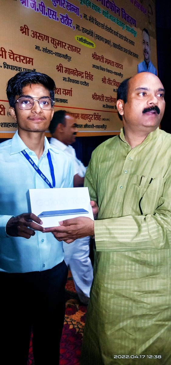 _mynk_nttoe_'s tweet photo. आज का दिन बहुत ही अच्छा रहा श्रीमती @SalonaKushwaha से टैबलेट मिलने के बाद बहुत ही खुशी हुई तथा मैं हमारे विधानसभा क्षेत्र के प्रिय विधायक(कैबिनेट मंत्री) माननीय @SureshKKhanna तथा @UPGovt और @myogiadityanath तथा @JPSRathoreBJP और सभा में मौजूद सभी अतिथि को धन्यवाद देना चाहता हूं https://t.co/SNYU0iZzJo