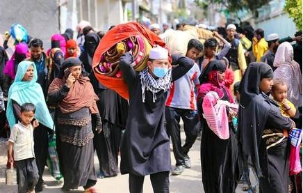 Honeysobtibjp's tweet photo. #DelhiViolence में घायल सब इंस्पेक्टर मेदा लाल ने कहा,
हिंसक भीड़ बंगाली भाषा में नारे लगा रही थी. छतों से पत्थर, बोतलें फेंकी जा रही थ��ं @Breaking24_7 @BreakingNews
#दिल्लीपुलिस #StonePelting #jahagirpuri #Delhi #DelhiRiots2022 #rohingya @arunpudur @Adromeda123 #GOBACKROHINGYA https://t.co/3Rn88VBUJv