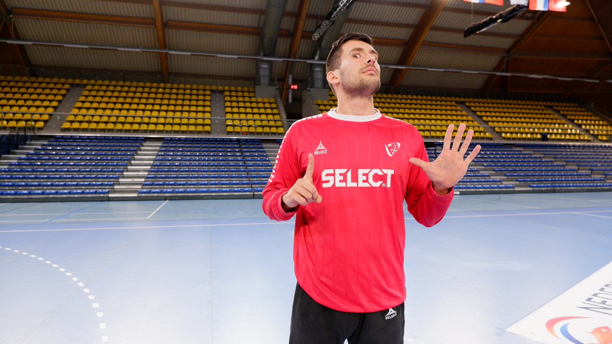 AndebolPortugal's tweet photo. 🧠🧐 Vocês não sabiam mas o Gustavo... 𝑠𝑜́ 𝑒𝑟𝑟𝑜𝑢 𝑝𝑜𝑟 𝑢𝑚 😅🤯
🔛🇵🇱🇸🇪
#heróisdomar #letsgovamos #superportugal #seleçãonacionalandebol #portugal #andebol #jogossantacasa #lidlportugal #mader #aguamonchique #W1TTY #4moove #deltacafes @ihf_info @HomeofHandball https://t.co/LRcQZMF9Xd