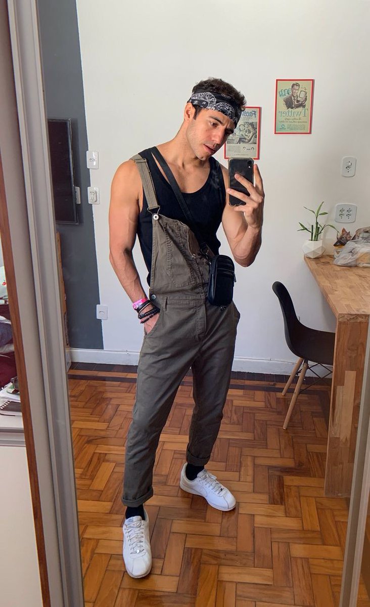 HeyItsDrian's tweet photo. Lo que pides en AliExpress para #Coachella VS lo que te llega https://t.co/YDAKipvHfS