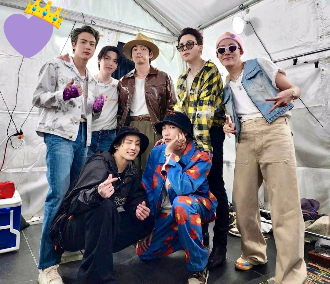 MokshaSubasing1's tweet photo. @BTS_twt 
My seven Heroes...My seven Angels #BTS 🤗💜️✨️
you are the heroes forever,You are the angels forever in my heart.Thank you for saving  my life angels..You make my life beautiful.I'm always with you my seven anpamans💐🤗💜️✨️ https://t.co/3HRuC00DHq