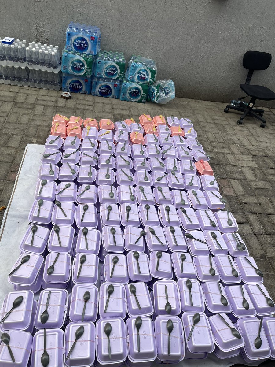 Rene_noire's tweet image. You guys are amazing. You will never starve. 
Day 15 ❤️❤️❤️
ALHAMDULILLAH! 
We packed for 229 people.  ❤️❤️. Almighty Allah will bless youuuu.
Please donate to gtbank 0139415899 Aderonke rene Ahmed. 

#ramadanfeedingprogrambyrene