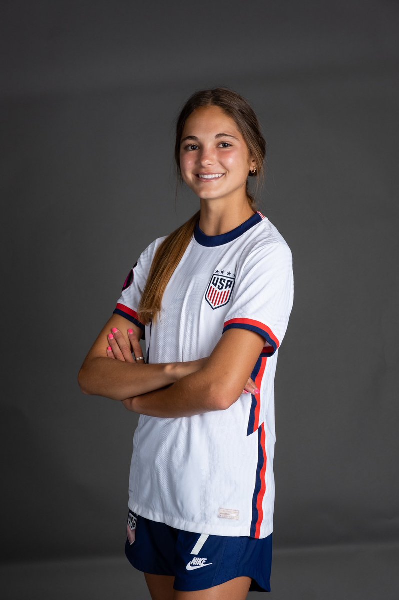 USYNT's tweet photo. #U17WYNT Photo Shoot Day. Personality, poise and poses. https://t.co/T74C6YBIpe