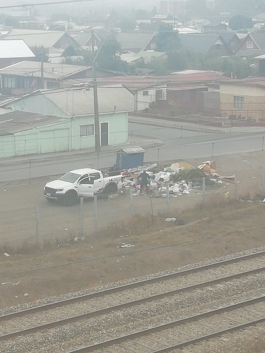 borquez_cris's tweet photo. Hermoso basural @munitalcahuano alemparte esquina Balmaceda (medio camino) https://t.co/tblxFmWl2I