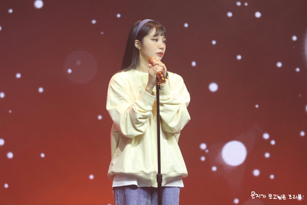 rbmnjb_419's tweet photo. ㊗️我們懵🐶solo出道滿6週年了🥰🥰
大家都知道你多才多藝，是天生歌手、最佳演員、音樂劇演員，還是很厲害電台DJ🫶其中我最愛的是你手握麥克風🎤自信唱歌的樣子❤️你擁有既溫暖又令人心動的歌聲🥹未來也希望姐姐繼續拿著麥在舞台上發光發熱～～～💙

p.s.喜歡看恩地手拿麥日常燙手😁
#Singtoryteller https://t.co/2DG07PDwdG