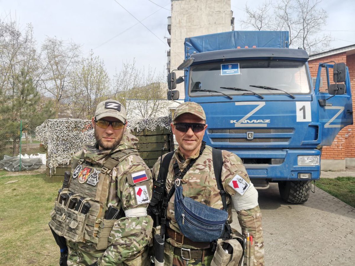 ‼️Русская бабушка с флагом на шевронах наших бойцов в Мариуполе.👍