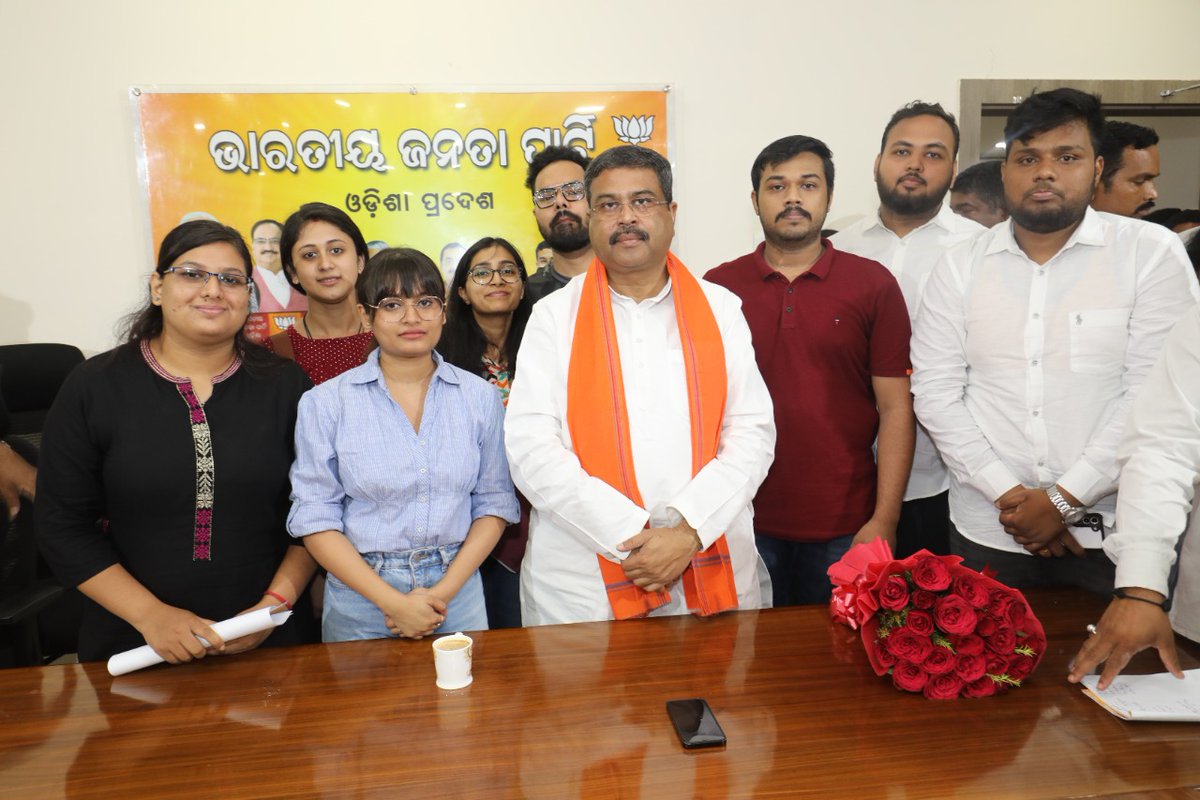 pratik_dhal's tweet photo. Ukraine Returnee Medical Students of Odisha met with Hon'ble Union Education Minister @dpradhanbjp at Bhubaneswar and submitted a memorandum praying to Accommodate the students in Indian Medical Colleges.
#UkraineRussiaWar 
@narendramodi @mansukhmandviya @NMC_IND @DrSJaishankar https://t.co/2W3qYTkeTq