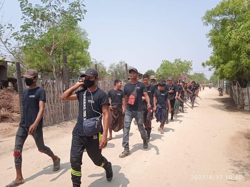 Local PDFs and residents from a village of #MyinMu Twp, #Sagaing Division, wearing black and protested to drive out the #MilitaryDictatorship on Apr 17.

#EasterEggStrike 
#PrayForMyanmar 
#2022Apr17Coup 
#WhatsHappeningInMyanmar