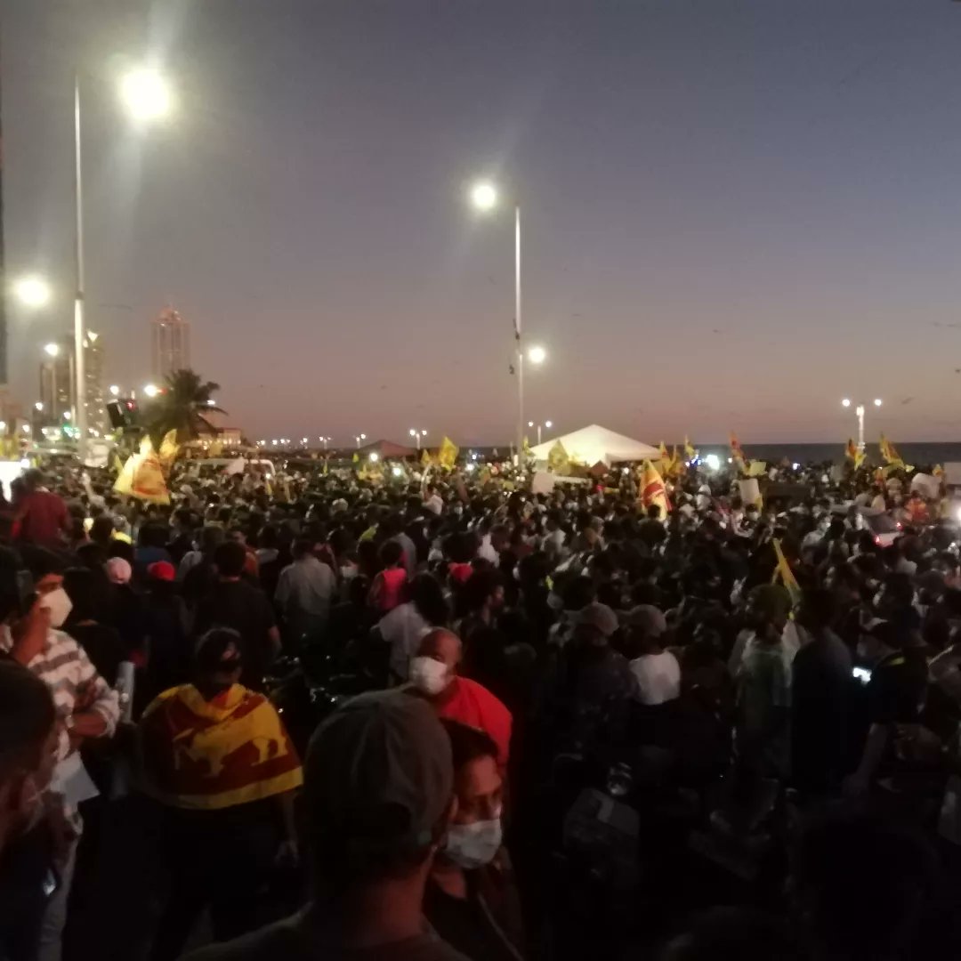 nipusam's tweet photo. The breathtaking beauty of power, strength, unity and brotherhood at Gotagogama last evening 💪🏻🖤🇱🇰👊🏻🙌🏻
Wishing you all a blessed Easter! 🙏🏻
#gotagohome2022 #gohomegota2022 #gohomerajapaksas #powerofpeople #giveourstolenmoneyback #srilankans https://t.co/uHZGL2BYUl