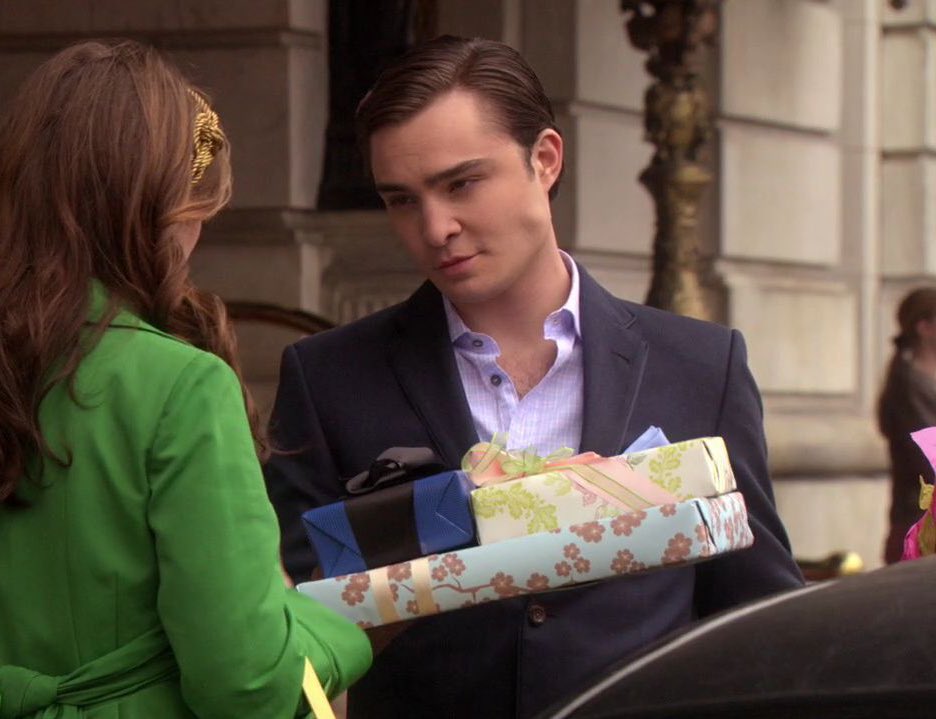 when chuck brought blair her favorite macaroons, stockings and flowers <3