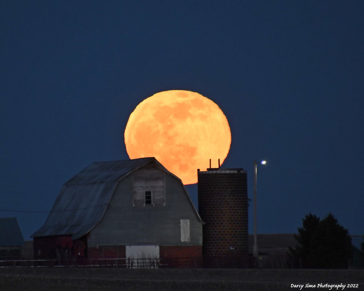 RT @mark_tarello: WOW! Full Moon seen last night from Alden, Minnesota. Photo courtesy of Darcy Sime. #Moon #Space https://t.co/RzIrFTY4F2