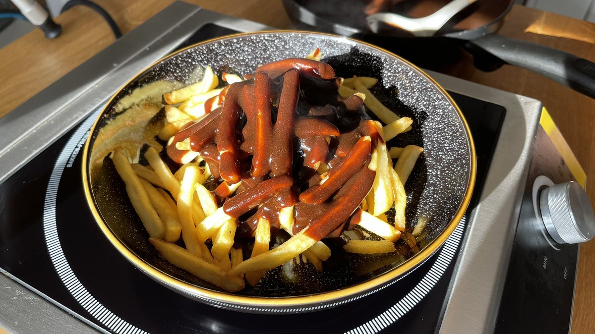 ZiangsW's tweet photo. Chinese Takeaway gravy, recipe video now published :) #ziangs #recipe #gravy #msgmassive https://t.co/HbxJX52xpe https://t.co/ZsLpZchxcU