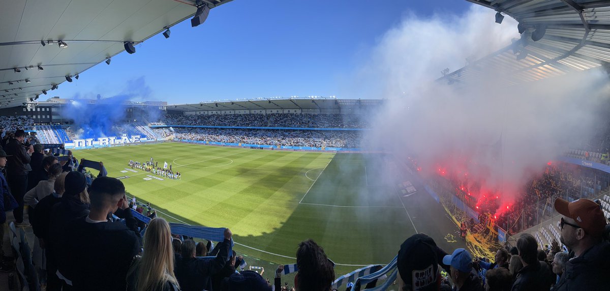 SebStanbury's tweet photo. Storkamp på den anden side af Øresund. Malmö og AIK blev nummer ét og to i sidste sæson, og kun målforskel skilte dem.
Det himmelblå hjemmehold får tifo-støtte fra oven, og AIK forsøger at ødelægge den med røg og romerlys. https://t.co/z8lYV5Zhr9