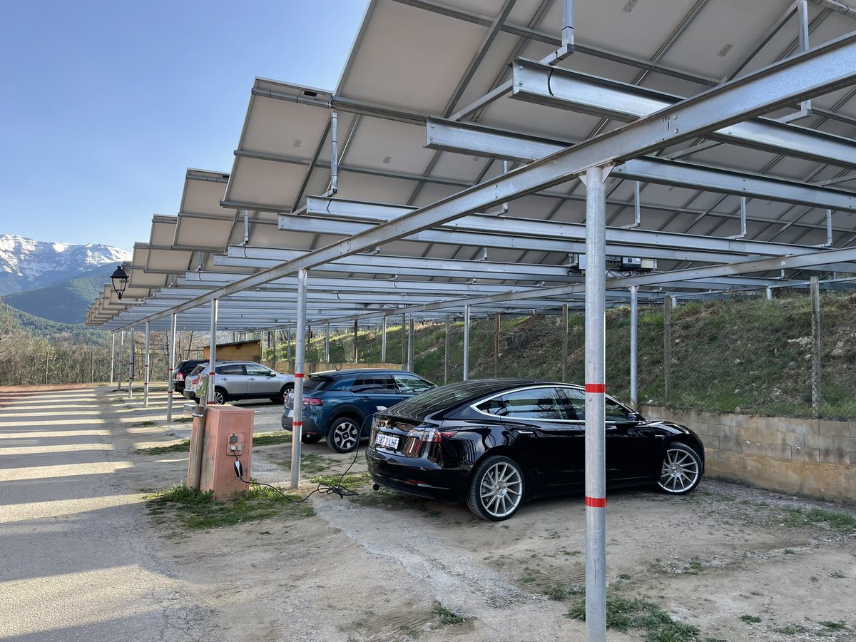 AFDIT's tweet photo. For the first time since getting an electric car, we have parked it under a large solar canopy to (trickle) charge. Feels like the right solution to green transport. It’s also EASY for providers, consumers and re infrastructure changes. https://t.co/PhiH3FAAJY
